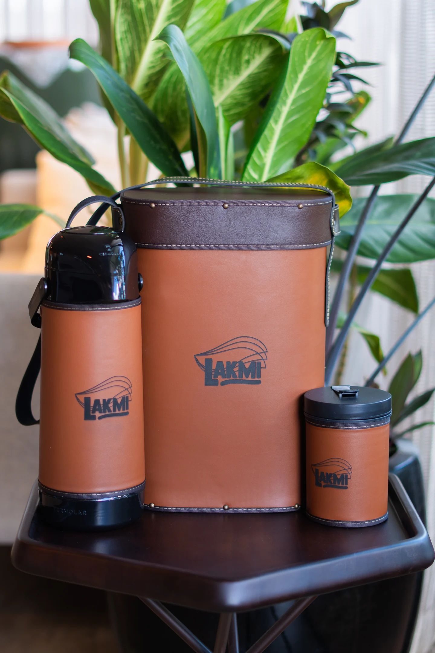 Conjunto de termo y accesorios de cuero personalizados con el mismo logo