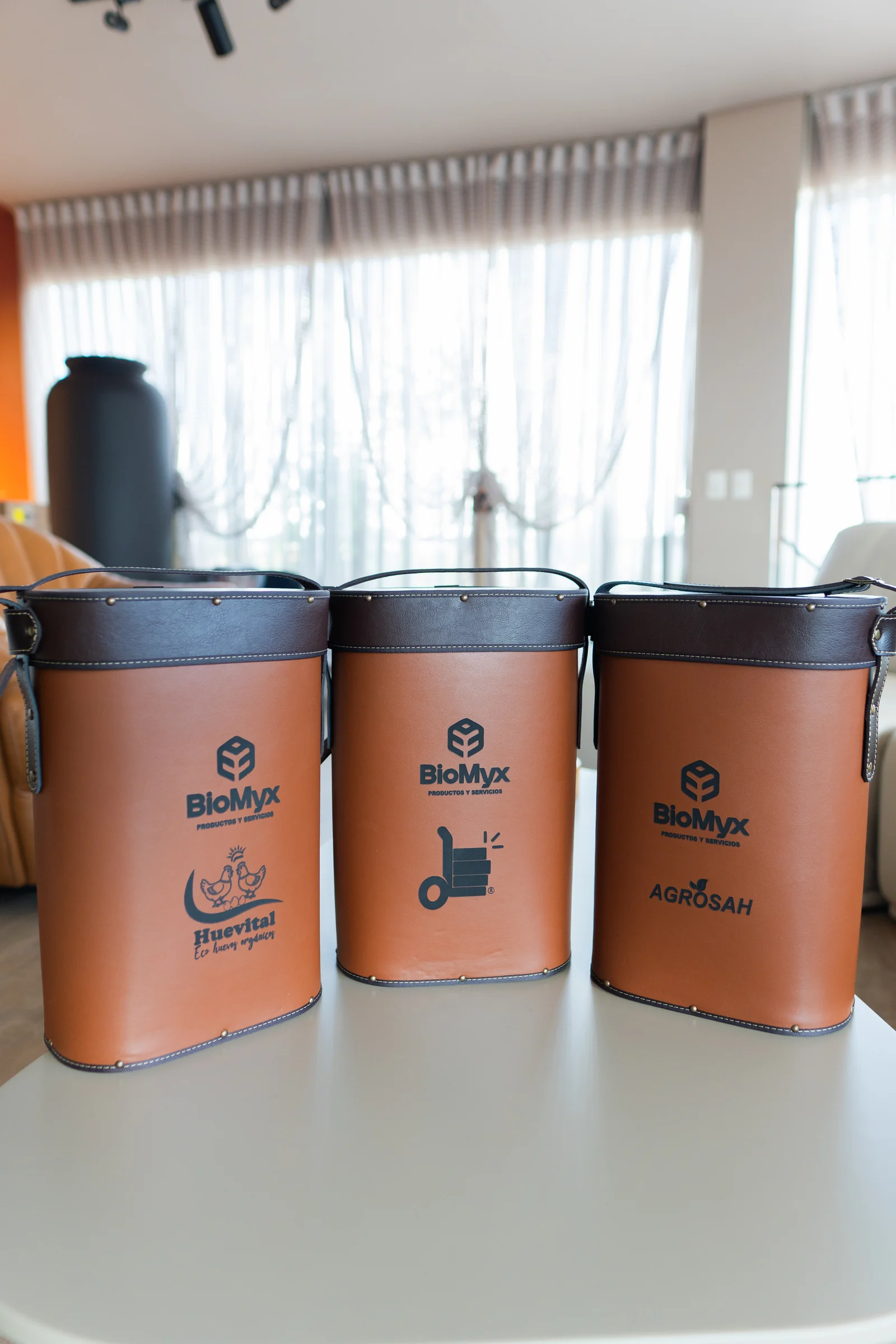 Piezas de cuero con logos personalizados para pedidos corporativos